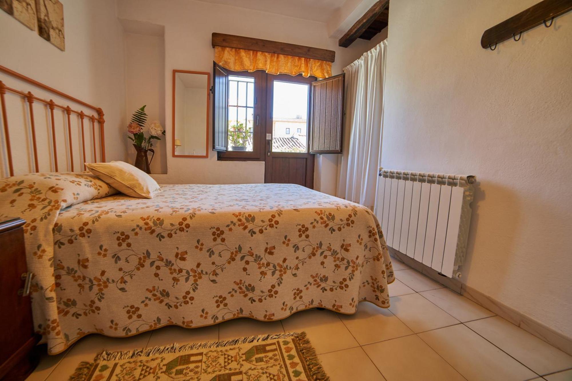 El Tragaluz - Casas en el pueblo para 4 personas Fuenteheridos Exterior foto